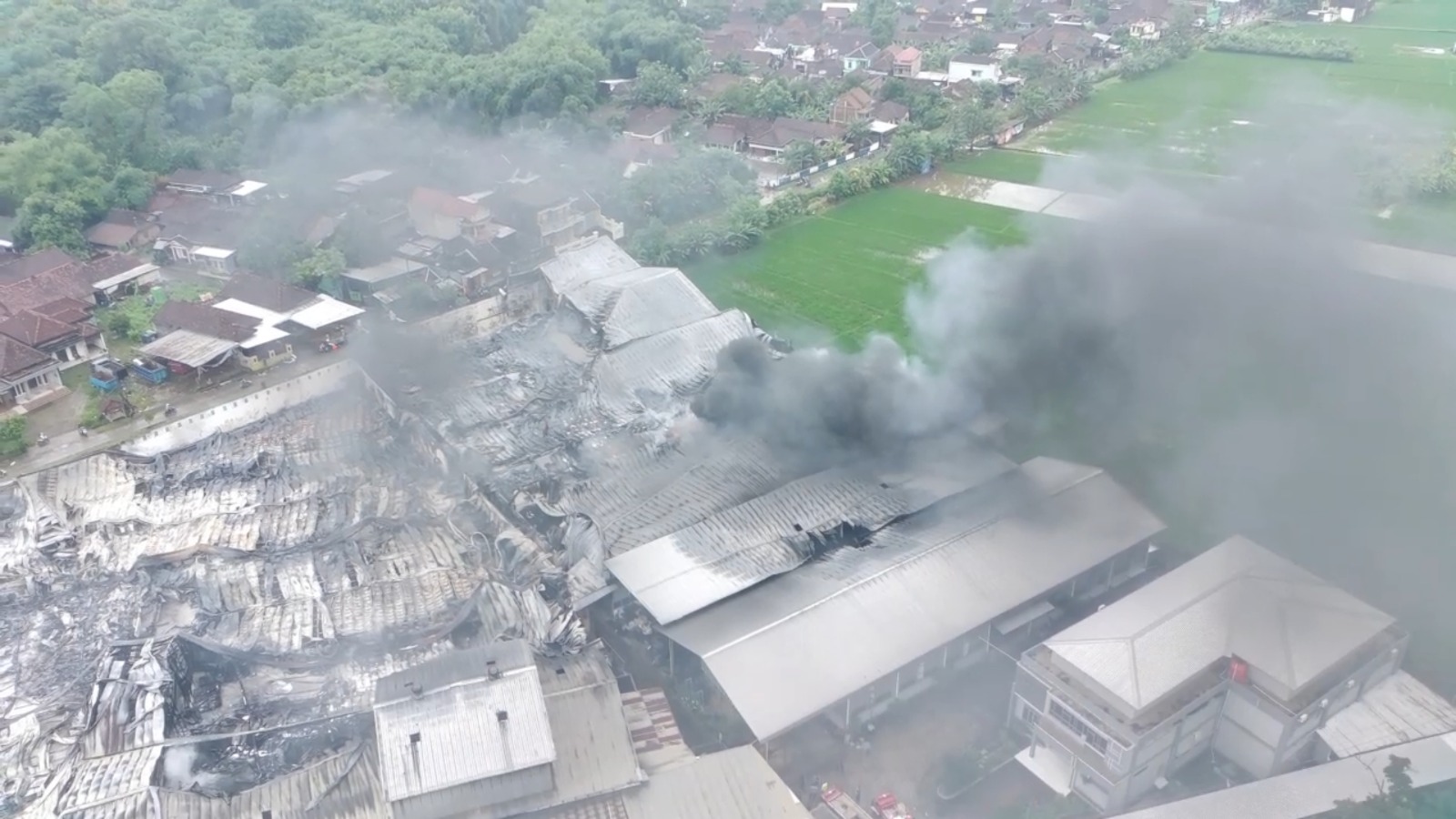 Pabrik Busa di Jepara Ludes Terbakar Diduga Tersambar Petir, Kerugian Capai Rp5 Miliar