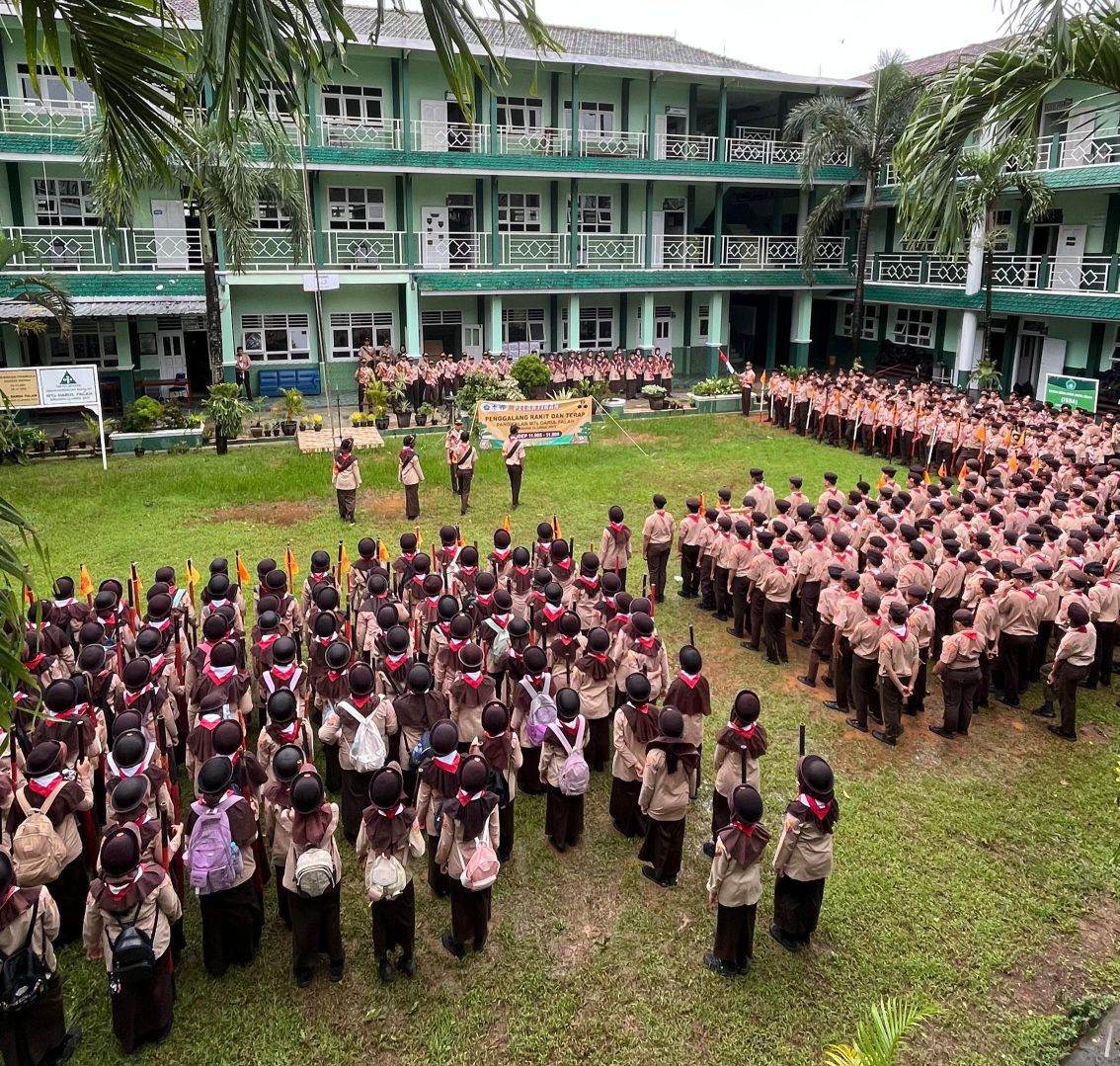 Tempuh Rute Antar-Kabupaten, Ratusan Siswa MTs Darul Falah Sirahan Ikuti Pelantikan Penggalang Rakit dan Terap