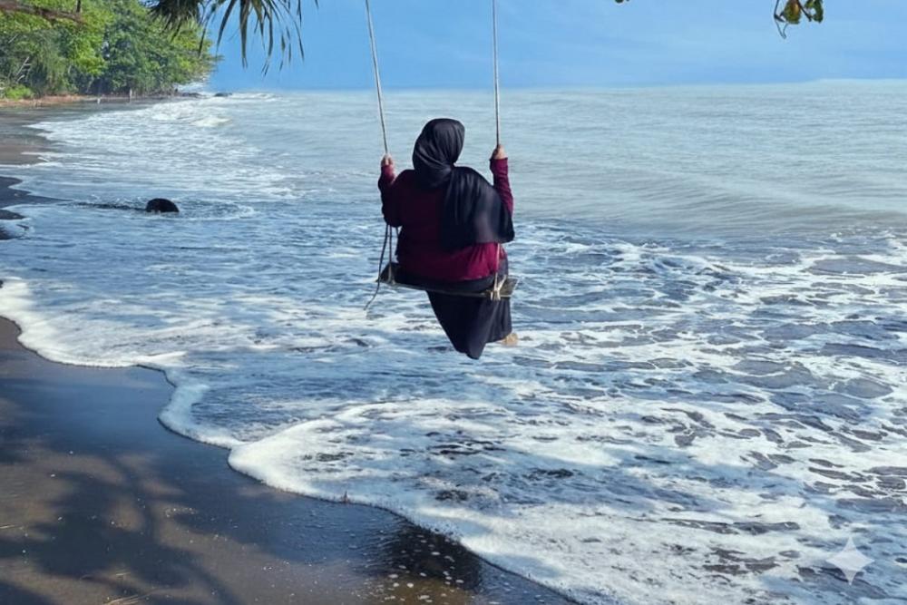 Tebing Ikonik Pantai Ujungnegoro Berlatar PLTU Bikin Takjub