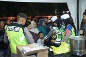 Hangatkan Malam Tahun Baru, Polisi di Jepara Bagikan Seribu Kopi Gratis