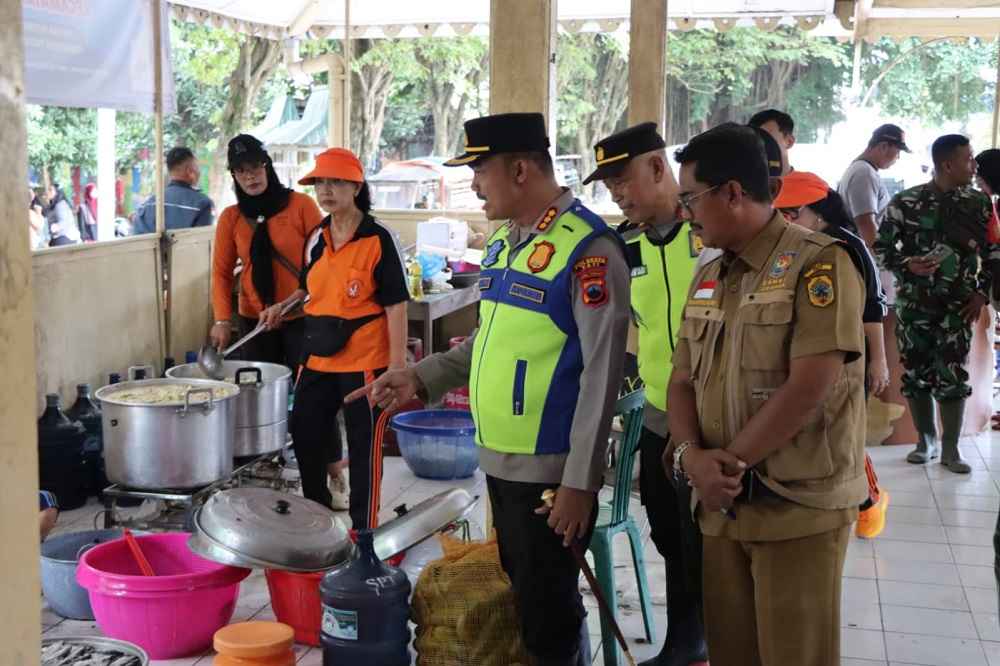 Kapolresta Pati Tinjau Dapur Umum, Salurkan Bantuan untuk Korban Banjir Juwana