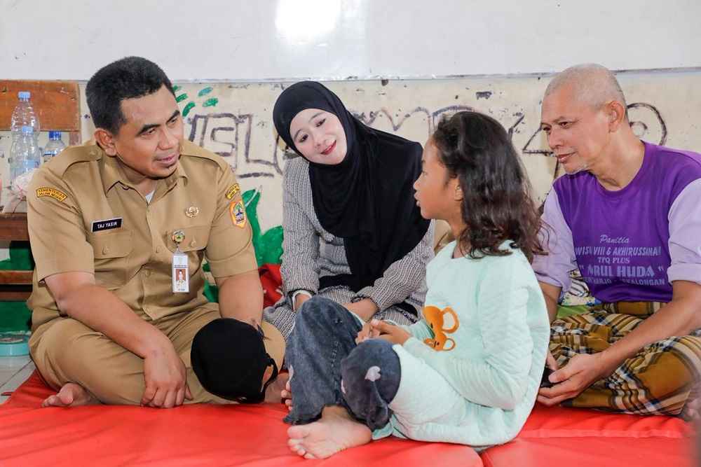 Banjir di Kabupaten Pekalongan Mulai Surut, Gus Yasin Evakuasi Dua Lansia Lemas dari  Pengungsian