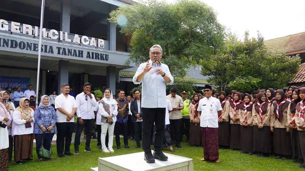 Menko Pangan Berdialog dan Berikan Motivasi Siswa di Cilacap