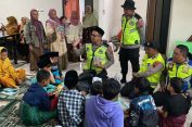 Tim Trauma Healing Polres Purbalingga Ajak Anak Mengaji, Bagikan Sarung dan Kopiah