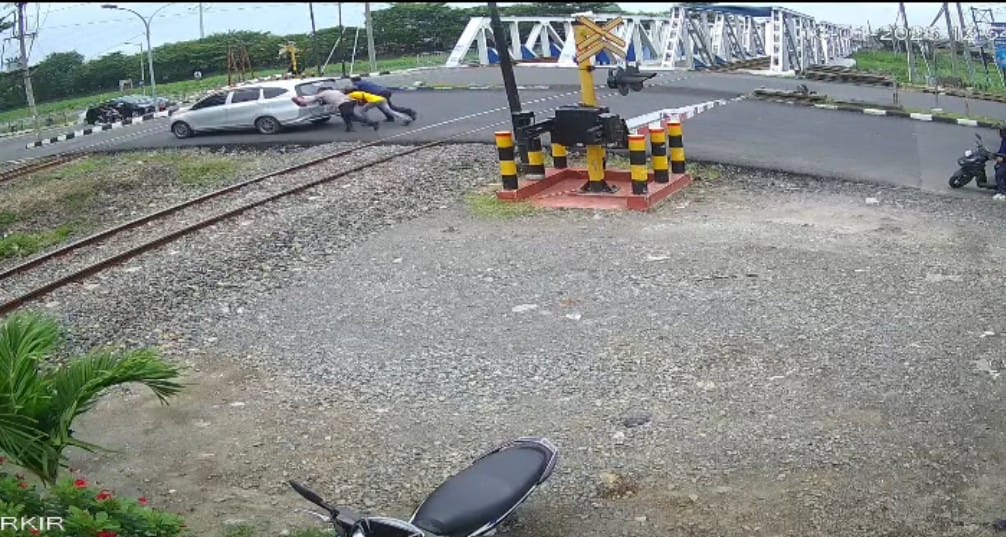 Aksi Heroik Kabid Humas Polda Jateng, Dorong Mobil Mogok di Lintasan Kereta Api