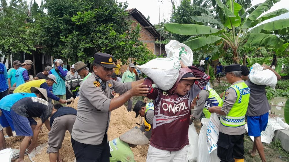 Kapolsek Sukolilo Pimpin Kerja Bakti di Gadudero, Antisipasi Luapan Sungai Juwana