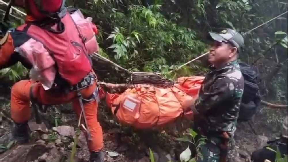 Tim SAR Gabungan Lanjutkan Evakuasi Korban Pesawat ATR 42-500