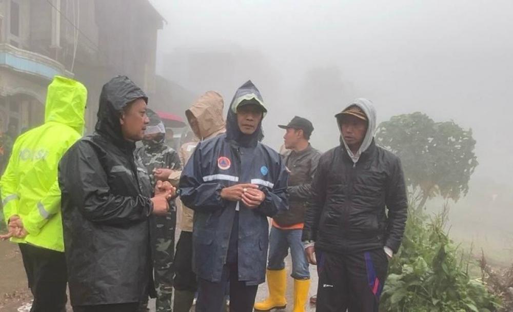 Tinjau Longsor, Wabup Batang Imbau Warga Waspada Longsor Susulan