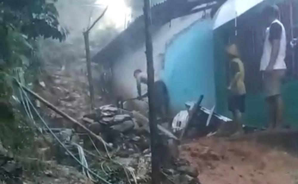 Tebing Longsor Timpa Empat Rumah Warga